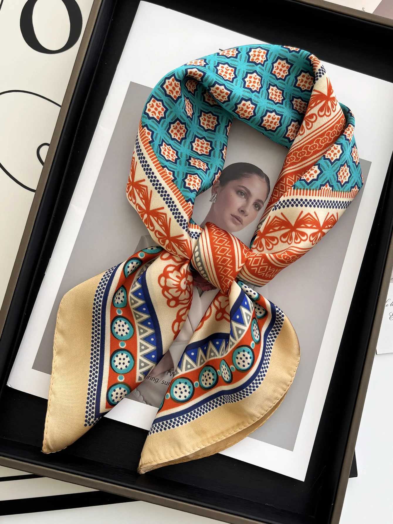 Vintage Chain Print Satin Square Scarf Soft Lightweight Wens Fashion Accory for Hair Neck Shawl Egant Hair ScarfW251021