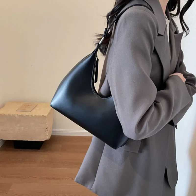 Fashion Simple Lady Underarm Shoulder Bags Retro Women Hobo Bag New Luxury Designer Purses Classic PU Solid Color Women HandbagXJ251021