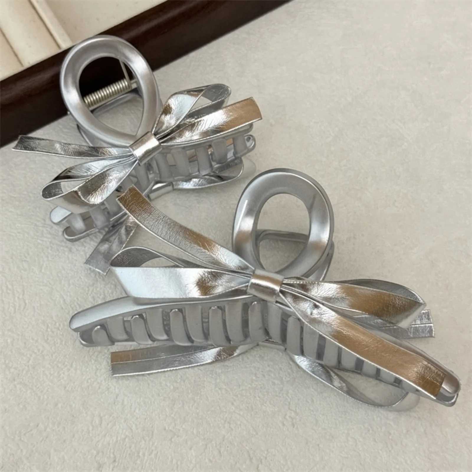 1PC Advanced Sense Headdress Temperament Silver Leather Bow Grab Clip Female Back of Head Shark Clip Hundred HairpinW254021