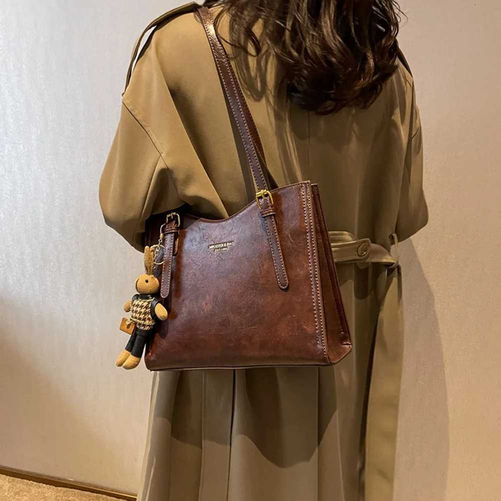 Womens Retro Handbag With Pendant Tote Handbag Large Capacity Fashion Shoulder Bag Ladies Travel Handbag Solid Color Bag Z251018