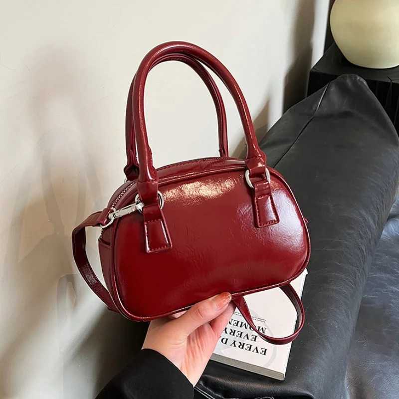 HighEnd Texture Retro Small Bag 2025 New Womens Bag Autumn and Winter Popular Messenger Bag Portable Square Sling BagsXJ251021