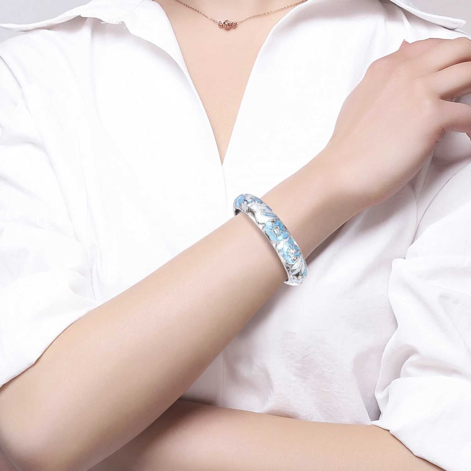 Hollow Bracelet For Women Bangle On Hand Enamel Hawaiian India Cloisonne African Jewelry Womens Hand Bracelets Designer Gifts J251021