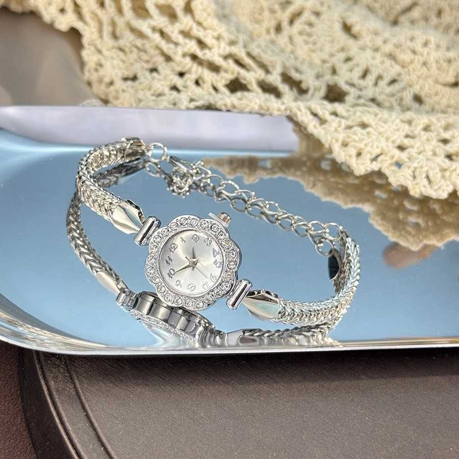 Fashionable Quartz with Embedded Diamond Flower Simple Chain Lobster Clasp Ladies Stylish Versatile BraceletXJ251021