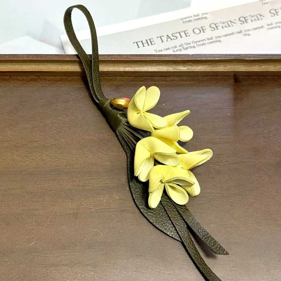 Flower Bag Pendant Cow Leather Design Exquisite Handmade Simulation Bags Pendant Osmanthus Tulip Keychain Bag Accessories J251121