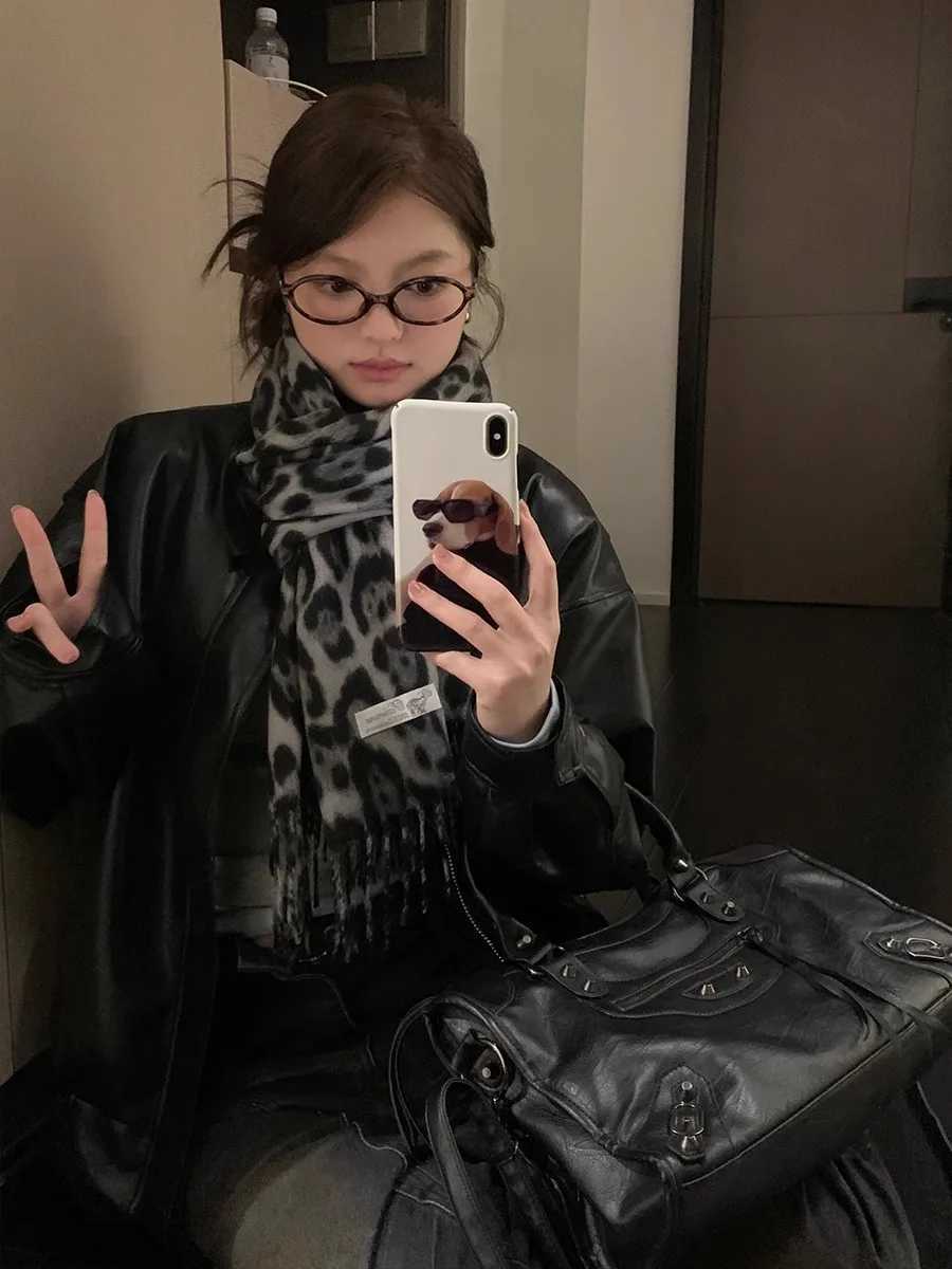 Retro Millennium LeopardPrint Fringed Scarf Woman Autumn And Winter Thickened Warm Shawl Sweet Cool Spice Girl Style Scarf W251021