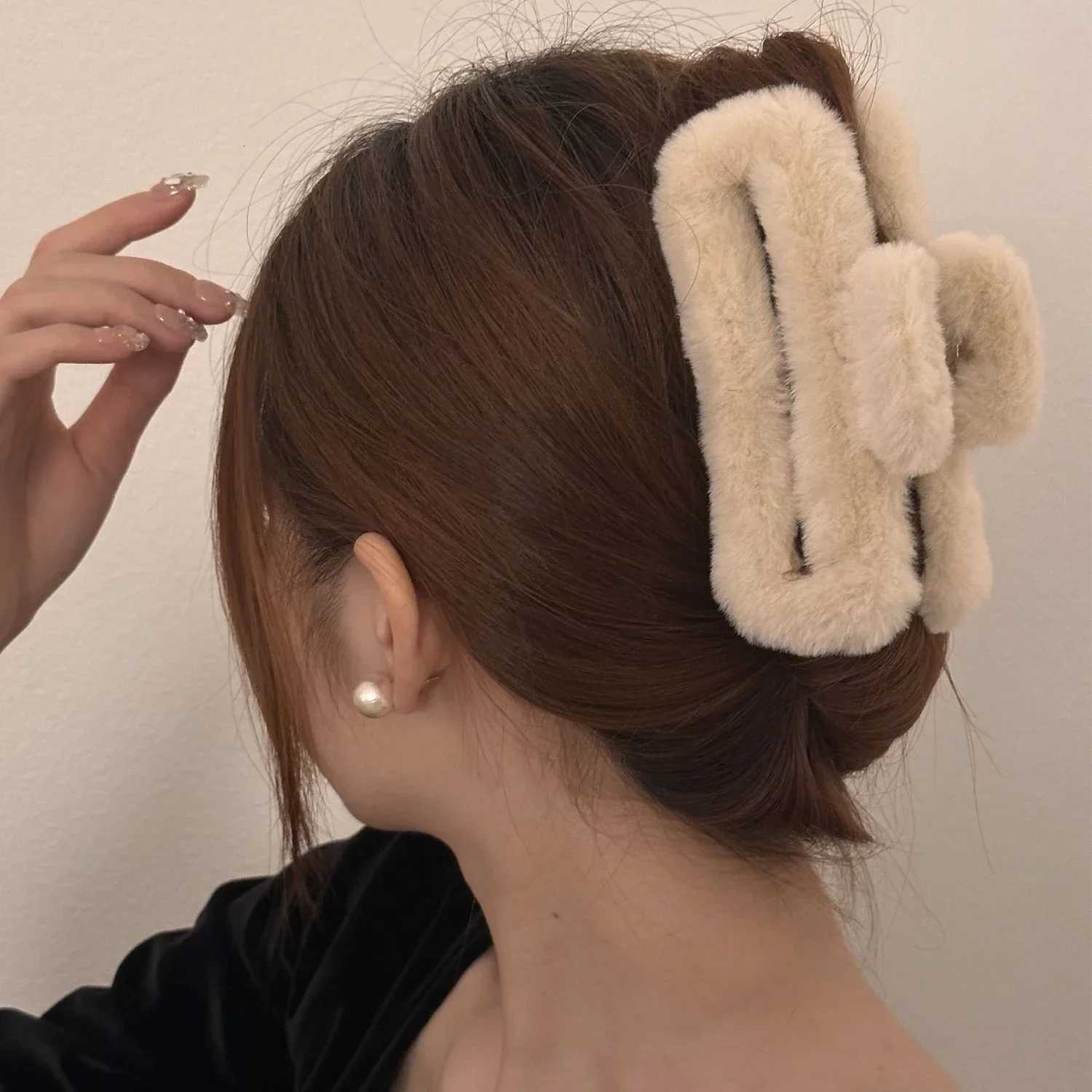 Winter Plush Square Hair Claw for Women Korean Elegant Acrylic Hairpins Faux Fur Hair Clip Pink Barrette Crab Hair AccessoriesW254021