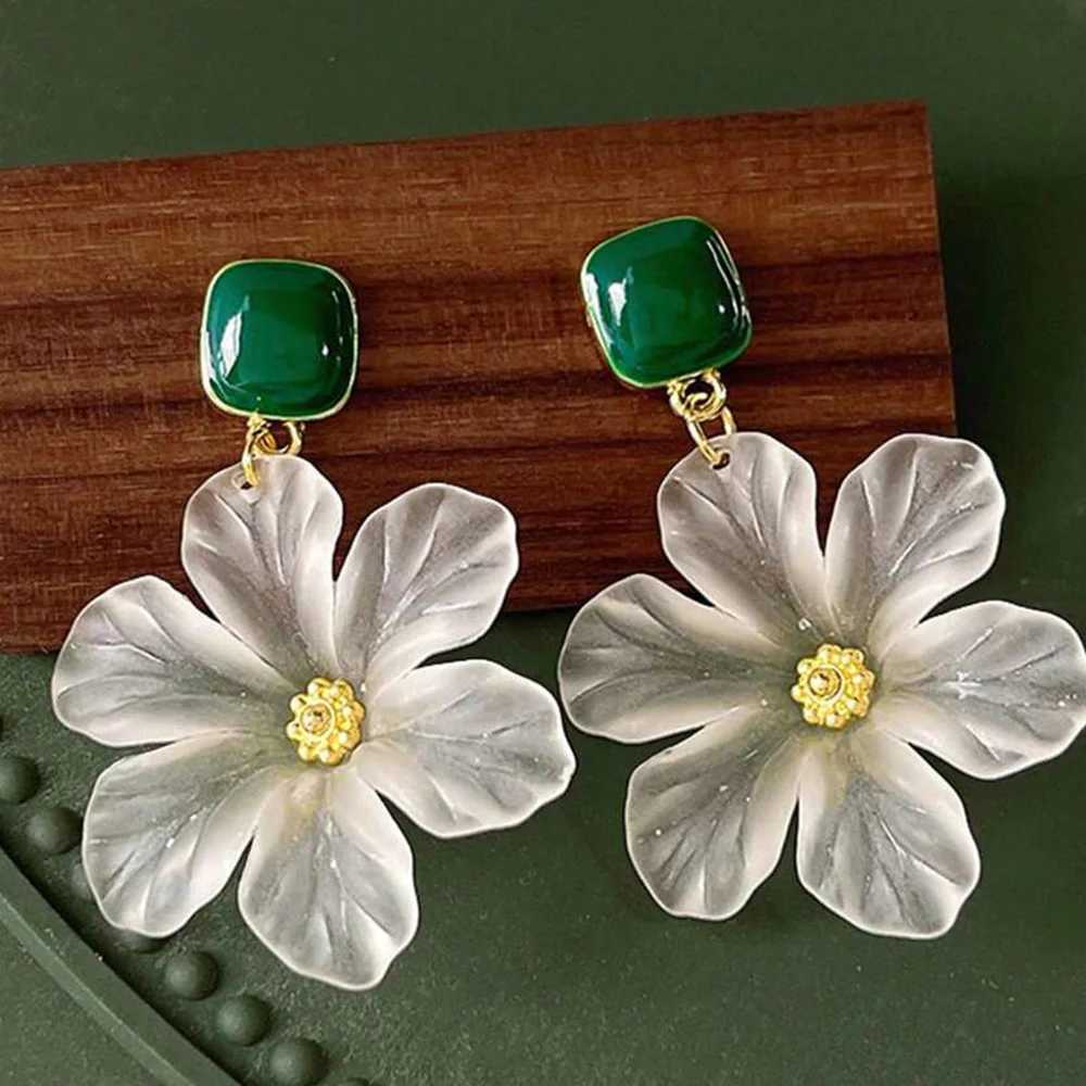 White Flower Charm Square Metal Green Epoxy Drop Earrings For Women Bohemia Romantic Camellia Flower Dangle Earrings Luxury J251021
