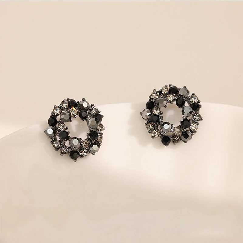 Hollow Out Inlaid Rhinestone Round Earrings for Women Vintage Fashion Delicate Stud Earrings 2024 New in Black Jewelry Gift J251021