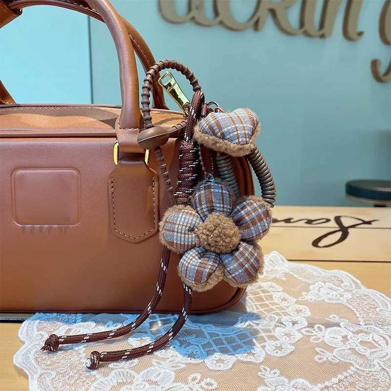 Flower Keychain Retro British Style Fabric Plaid Car Keychain Maillard Color Bag Pendant Decor BirtHDay Anniversary Gift J251121