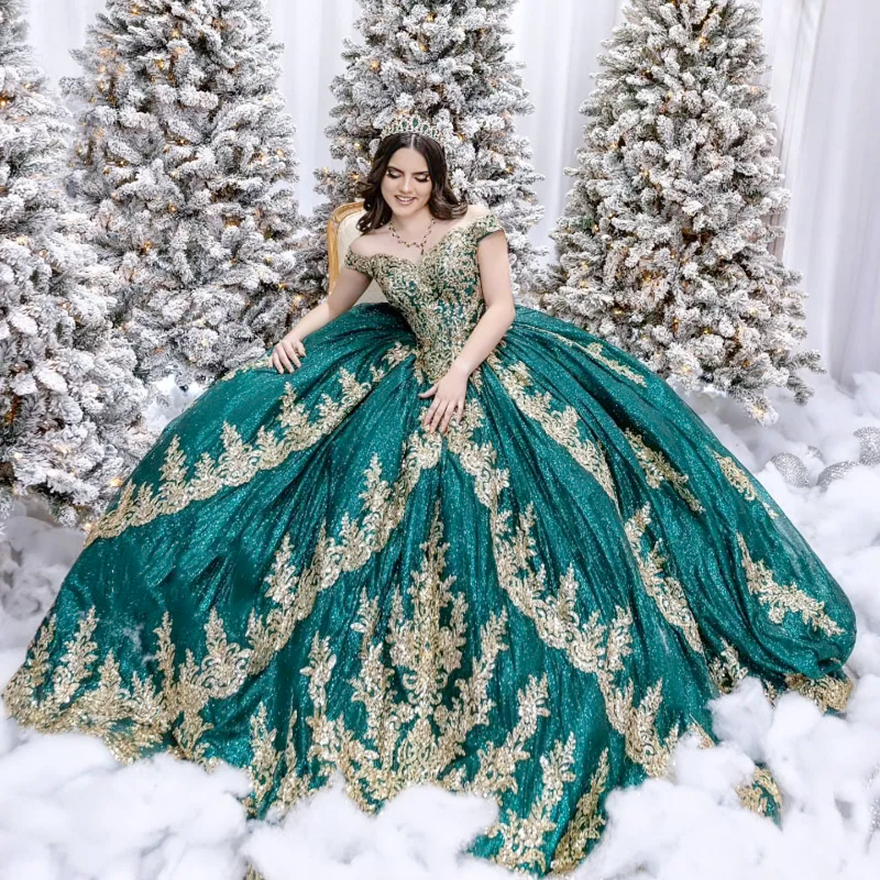 Sparkly Emerald Green Princess Quinceanera Dress 2025 Off Shoulder Gold Applique Beaded Sweet Gown Luxury Vestidos de 15 A061