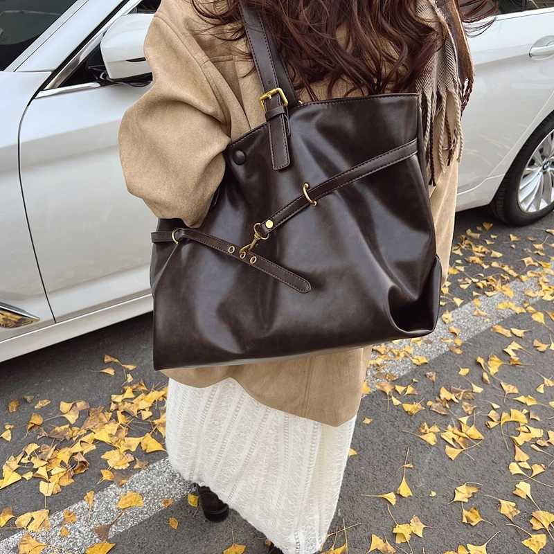 Winter Style Womens Retro Large Capacity PU Leather Tote Shoulder Bag Metal Buckle Strap Accents TopHandle Hand Bags for Women Z251018