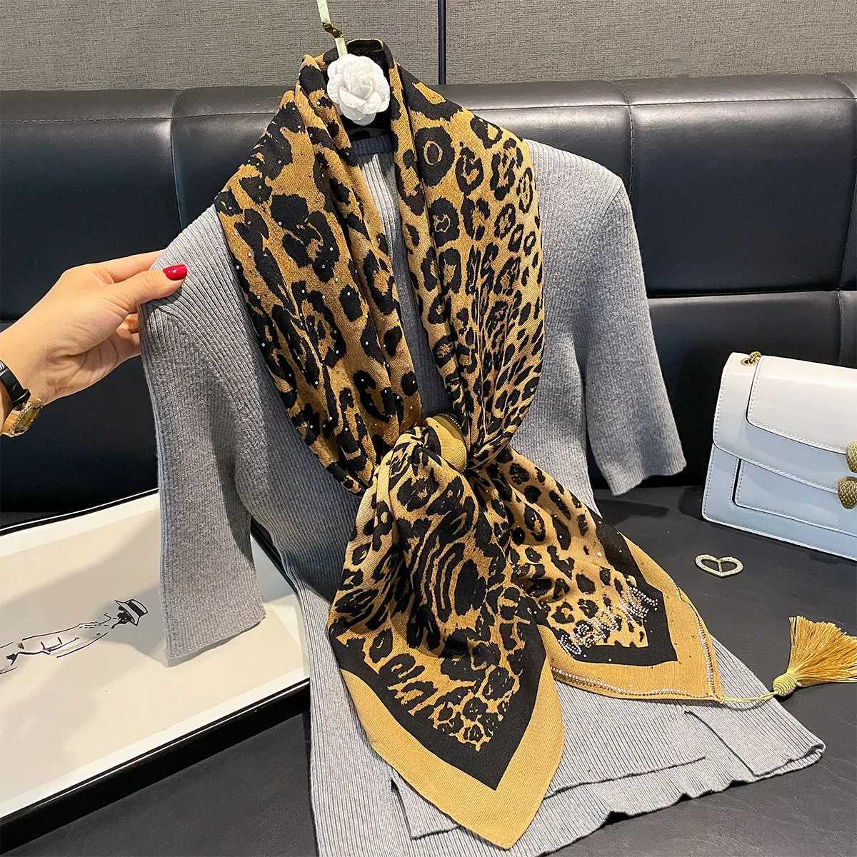 Luxury opard Print Satin Silk Square Scarf for Wen Shawl Hijab Neckerchi Fa Hair band Fashion Wrap Bandana NewW251021