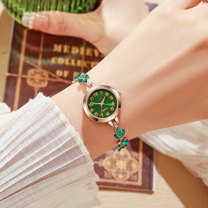 Elegant Women es Luxury Rhinestone Bracelet Quartz Reloj Mujer Girls Clock GiftWithout BoxXJ251021
