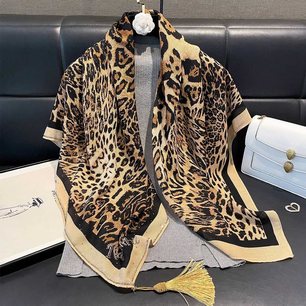 Luxury opard Print Satin Silk Square Scarf for Wen Shawl Hijab Neckerchi Fa Hair band Fashion Wrap Bandana NewW251021