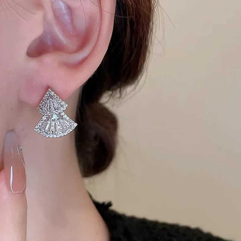 Huitan Luxury Double Scalloped Shaped Drop Earrings for Women Fashion Sparkling Cubic Zirconia Accessories Chic Wedding Jewelry J251021