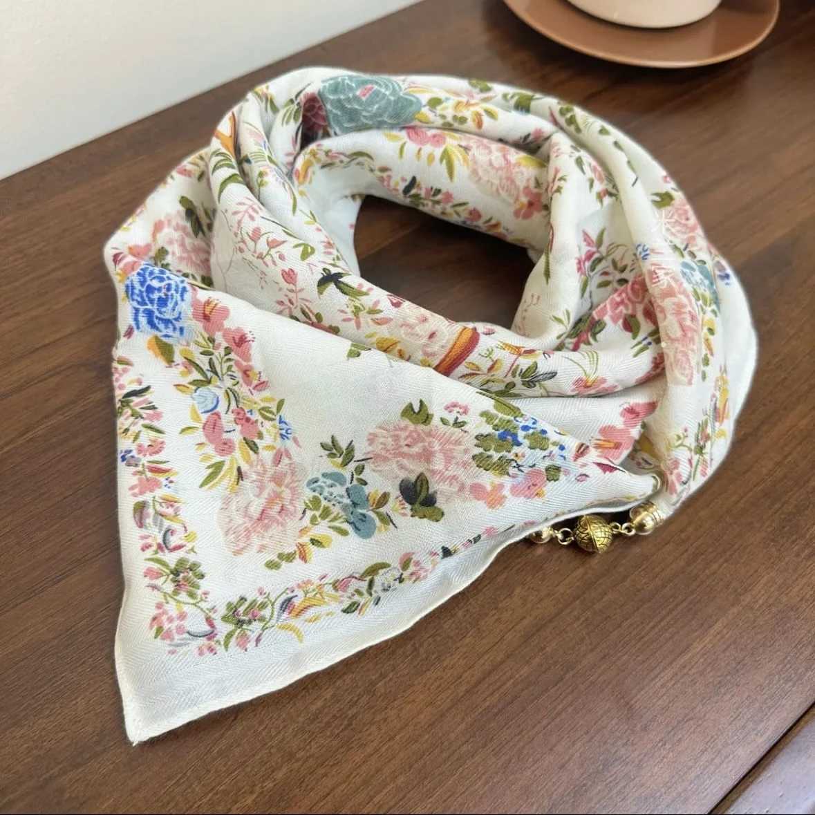 New Style Magnetic Buckle Print Silk Scarf Women New Spring Autumn Wraps Neck Scarf Fashion Cross Scarves Highend Scarves W251021