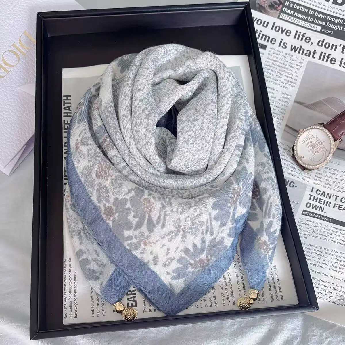 2025 New Plaid Flower Print Scarves With Magnetic Buckle 65cm65cm Square Cotton and Linen Neck Wraps Elegant Bag Handle Bands W251021