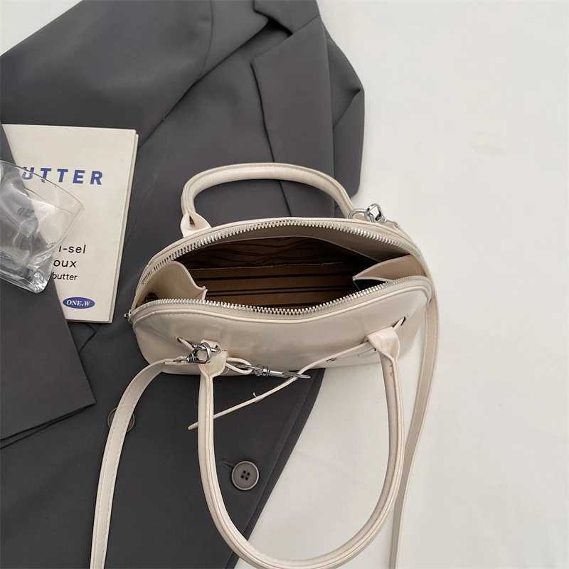 Stylish Minimalist Clutch Bag for Women Elegant Leather Crossbody Purse with Vintage Letter Luxurious Commuter Tote Z251018