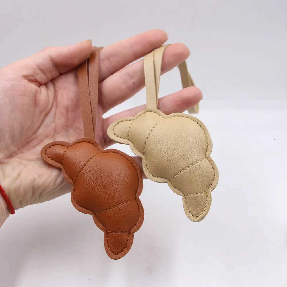 Cute Croissant Keychain Cat Cartoon Simulation Food Creative Leather Model Pendant for Men Women Keychains Friends Jewelry Gift W251021