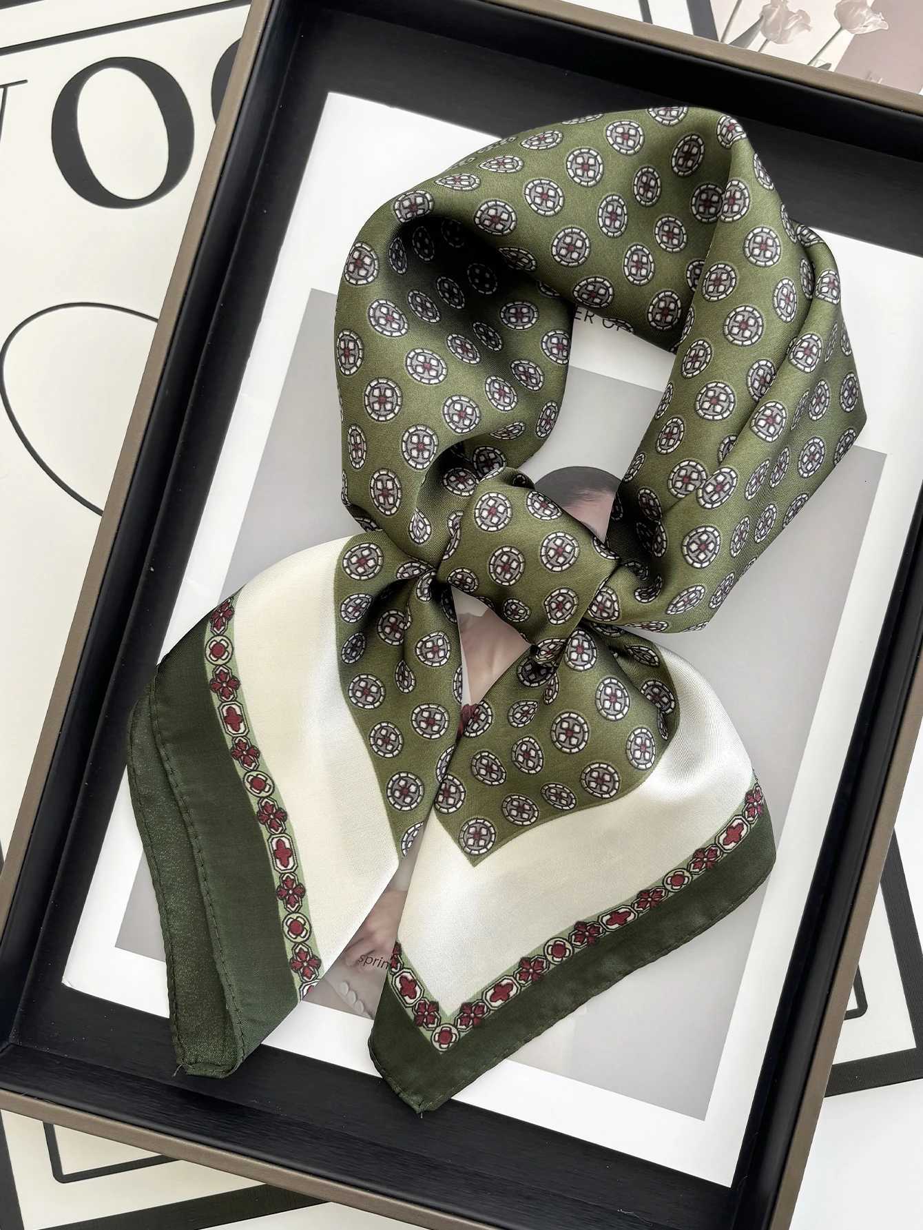 Vintage Chain Print Satin Square Scarf Soft Lightweight Wens Fashion Accory for Hair Neck Shawl Egant Hair ScarfW251021