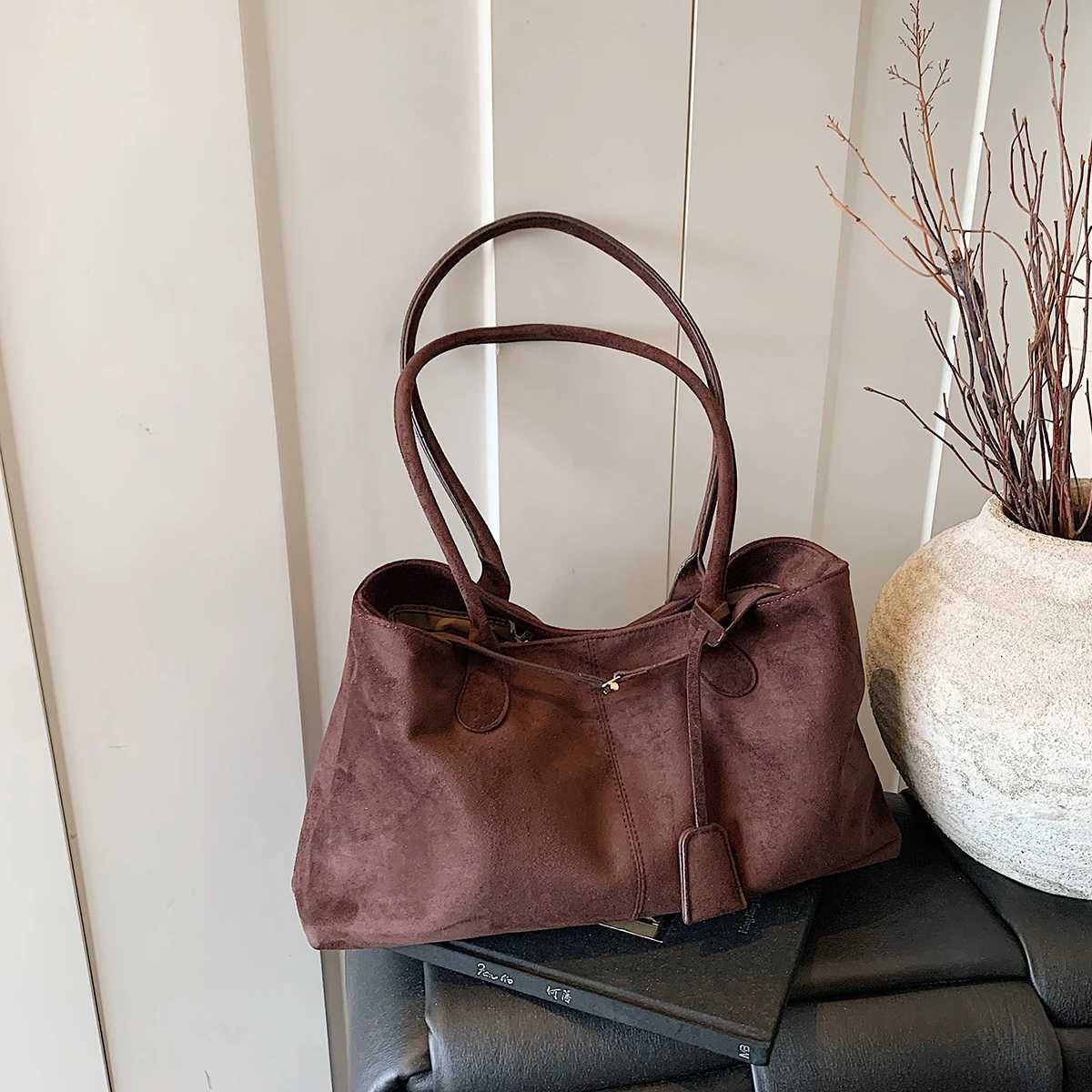 Leisure Solid Color Imitati Suede Wen Shoder Bag Butt Tab Deco Large Capacity Tote Bag for Outings Shopping Y251021