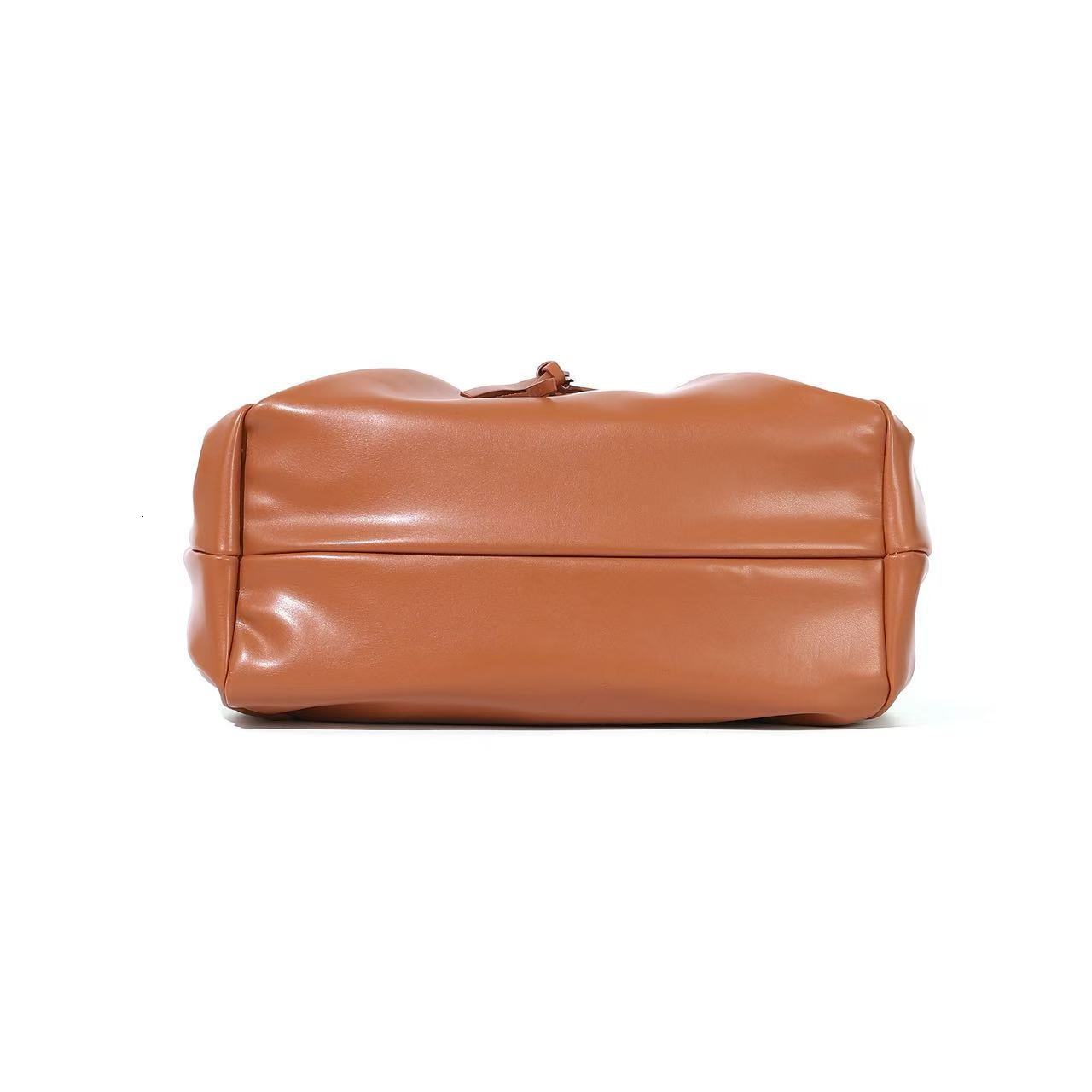 New Casual Designer Bag Pleated Outdoor Fitness Luxury Handbag New Simple Commuting Large Capacity Women's Shoulder Bag