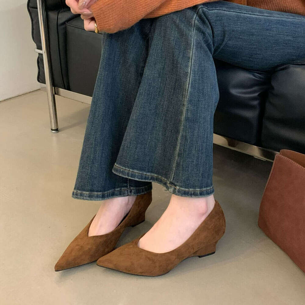 French Style Black Low Heel for Women Wedge Shoes Professional Designer Shoe New V-Neck Commuter Suede Pointed Toe Flats