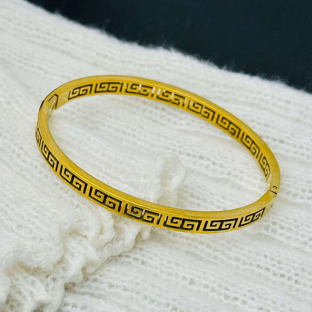 Design Hollow Great Wall Pattern Bracelet for Women Non-Fading Trendy Gold Ethnic Style Simple Circle Bracelet Designer 520 Gift