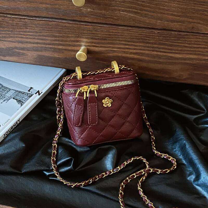 Hot Selling Free Shipping Retro Hand-Held Fashionable Bucket For Women New Dia-Shaped Chain Single-Shoulder Bag Versatile Designer Bags Give away a fr
