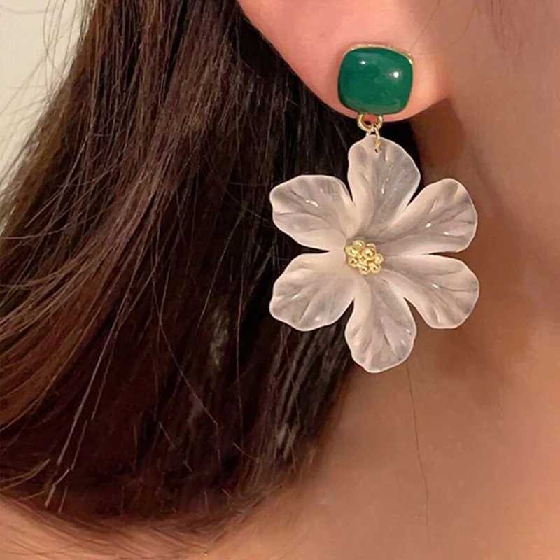 Obega White Flower Charm Square Metal Green Epoxy Drop Earrings For Women Bohemia Romantic Camellia Flower Dangle Earring Luxury J251021
