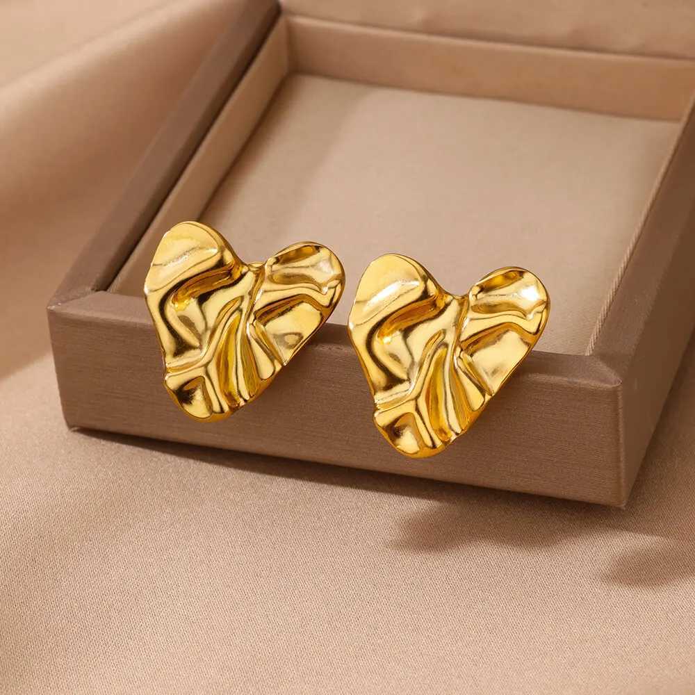 Stainless Steel Heart Earrings for Women Gold Color New In Cute Heart Stud Earrings 2024 Trend Wedding Party Jewelry Gift BFF J251021