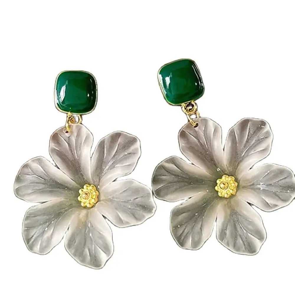White Flower Charm Square Metal Green Epoxy Drop Earrings For Women Bohemia Romantic Camellia Flower Dangle Earrings Luxury J251021