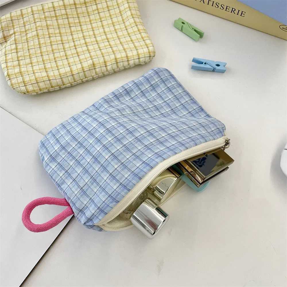 Small Plaid Travel Cosmetic Lipstick Key Card Data Cable Portable Storage Bag Girls Makeup Handbags Wallet Pouch Bags OrganizerW251021