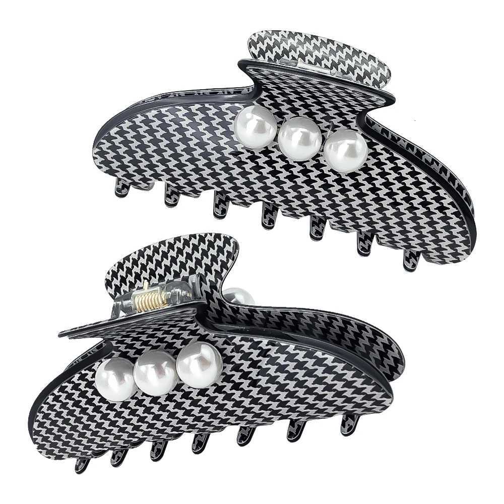 eManco Minimalist Black and White Checkered Pattern With Inlaid Pearls A Grip Clip On The Back Of The Head And A HighEndW254021
