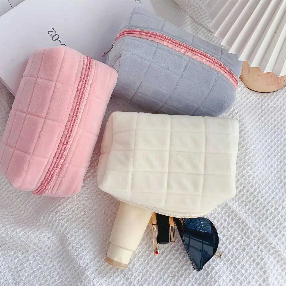 Cute Plush Makeup Bag for Women Portable Travel Small Cosmetic Bags Solid Color Zipper Toiletry Bag Washing Pouch Storage BagsW251021