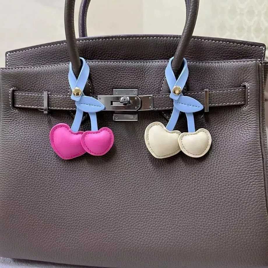 Trendy PU Leather Keychain Love Cartoon PU Leather Hanger Fashion Car Keyring Bag Pendant Men W251021