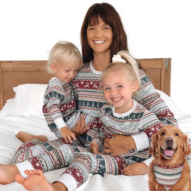 2025 Christmas Family Matching Outfits Pajamas T Shirt Pants Pajama Set Mom Dad Kids Baby Dog Family Look Pyjamas Xmas Sleepwear L251021YC1L