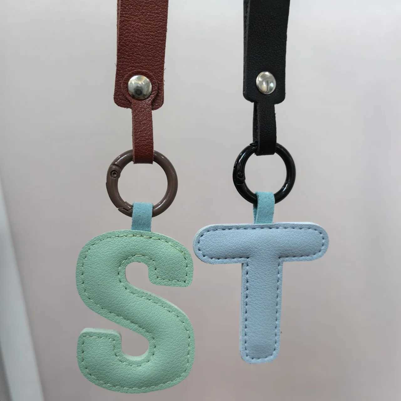 PU Leather 26 Letter Keychain Simple AZ Initials Keyring for Women Unisex Bag Car Phone Pendant Luggage Lanyard Accessories W251021