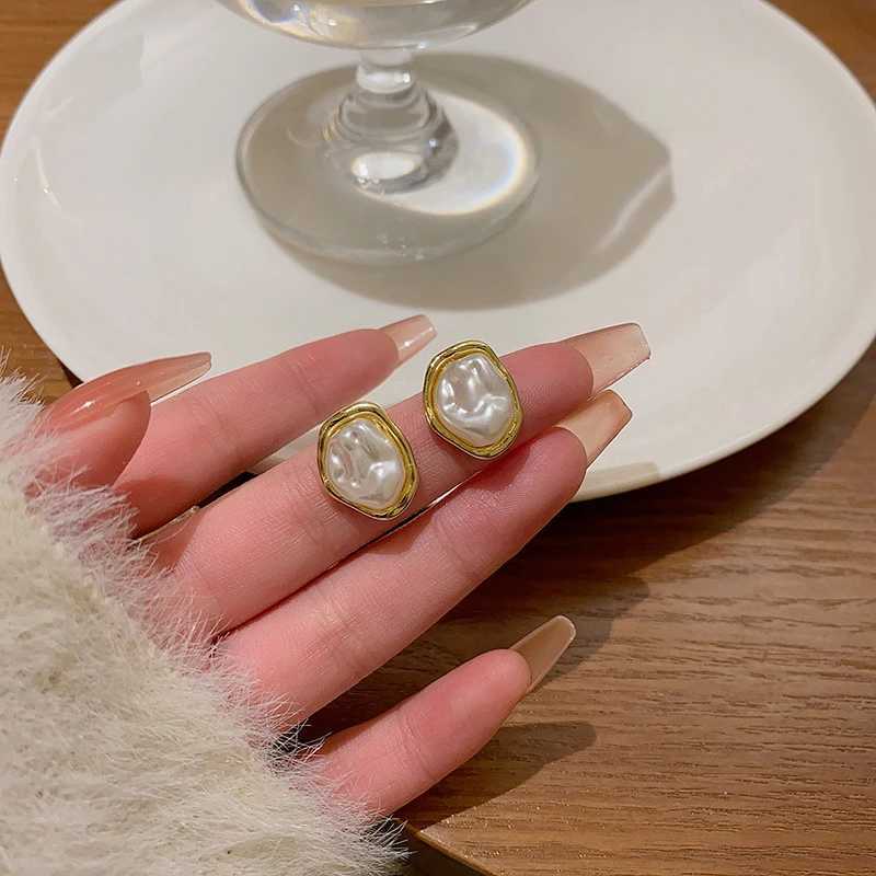 New Trendy White Oval Stud Earrings Irregular Geometric Statement Womens Unusual Earrings Gold Color Metal Side Boho Jewelry J251021