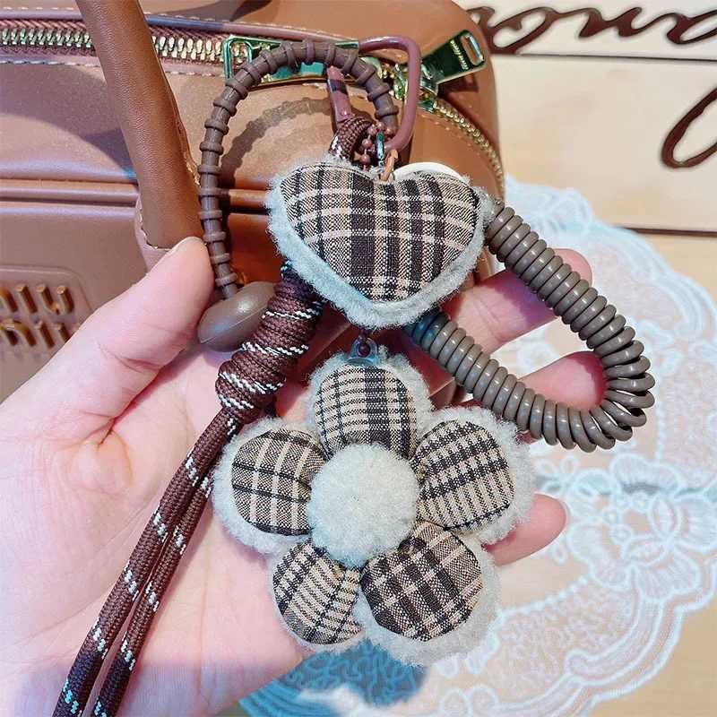 Flower Keychain Retro British Style Fabric Plaid Car Keychain Maillard Color Bag Pendant Decor BirtHDay Anniversary Gift J251121