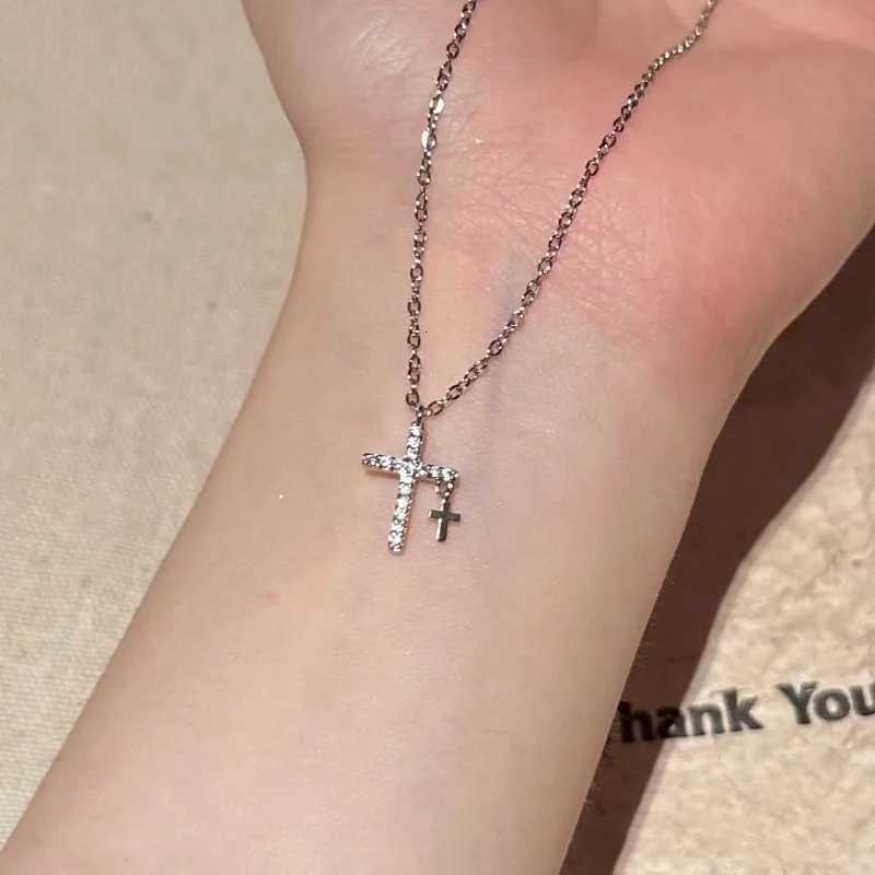 Fashion Simple Stainless Steel Cross Necklaces for Women Luxury Design Metal Zircon Collarbone Chain Choker Jewelry Birthday Gift XJ250717