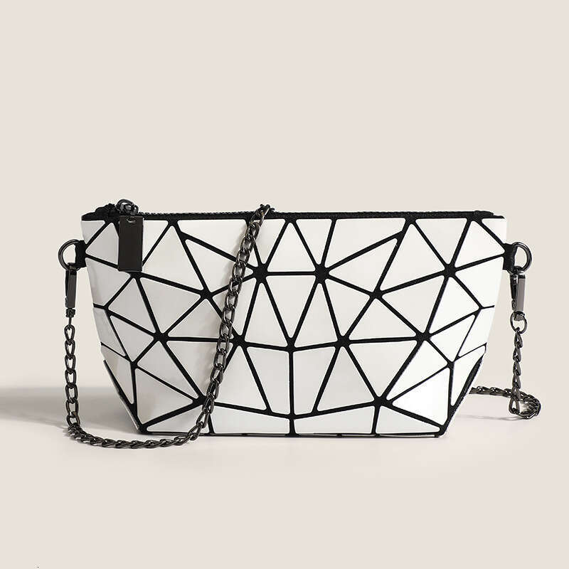 2025 New Geometric Mini Diamond Luminous Laser Single Shoulder Crossbody Chain Dumpling Fashion Versatile Bag
