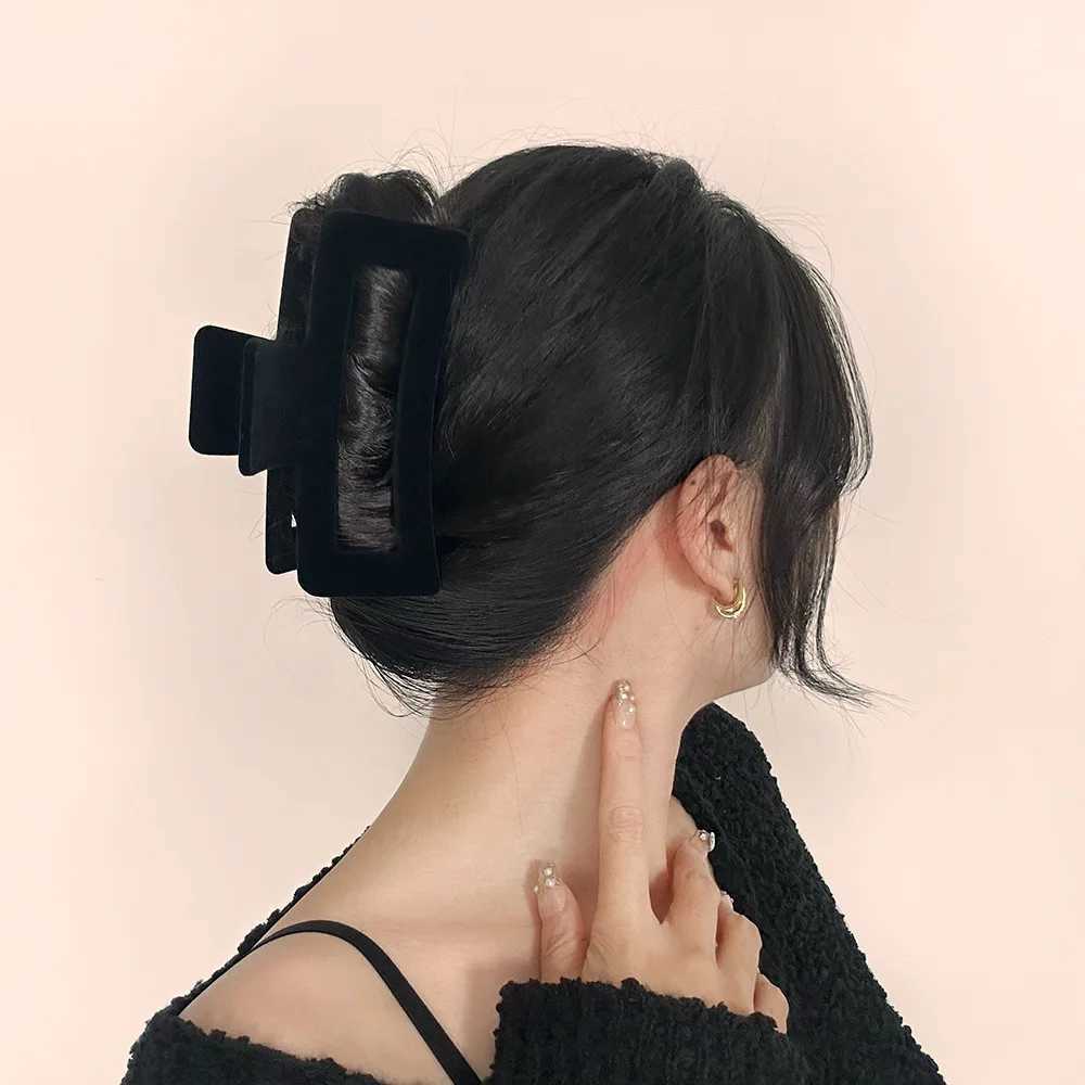 Black Velvet Large Hair Claws Clips Crab Hair Clamps Women Girls Retro Geometric Ponytail Hair Barrettes Hair Accessories WinterW254021