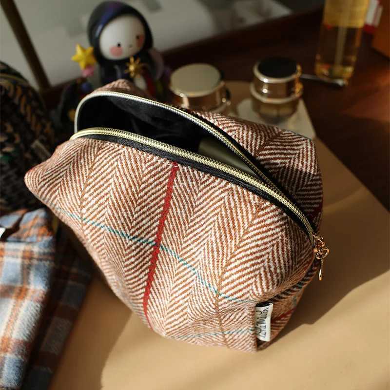 Plaid woolen cosmetic bag multifunctional portable large storage bag small portable threedimensional toiletry bagW251021