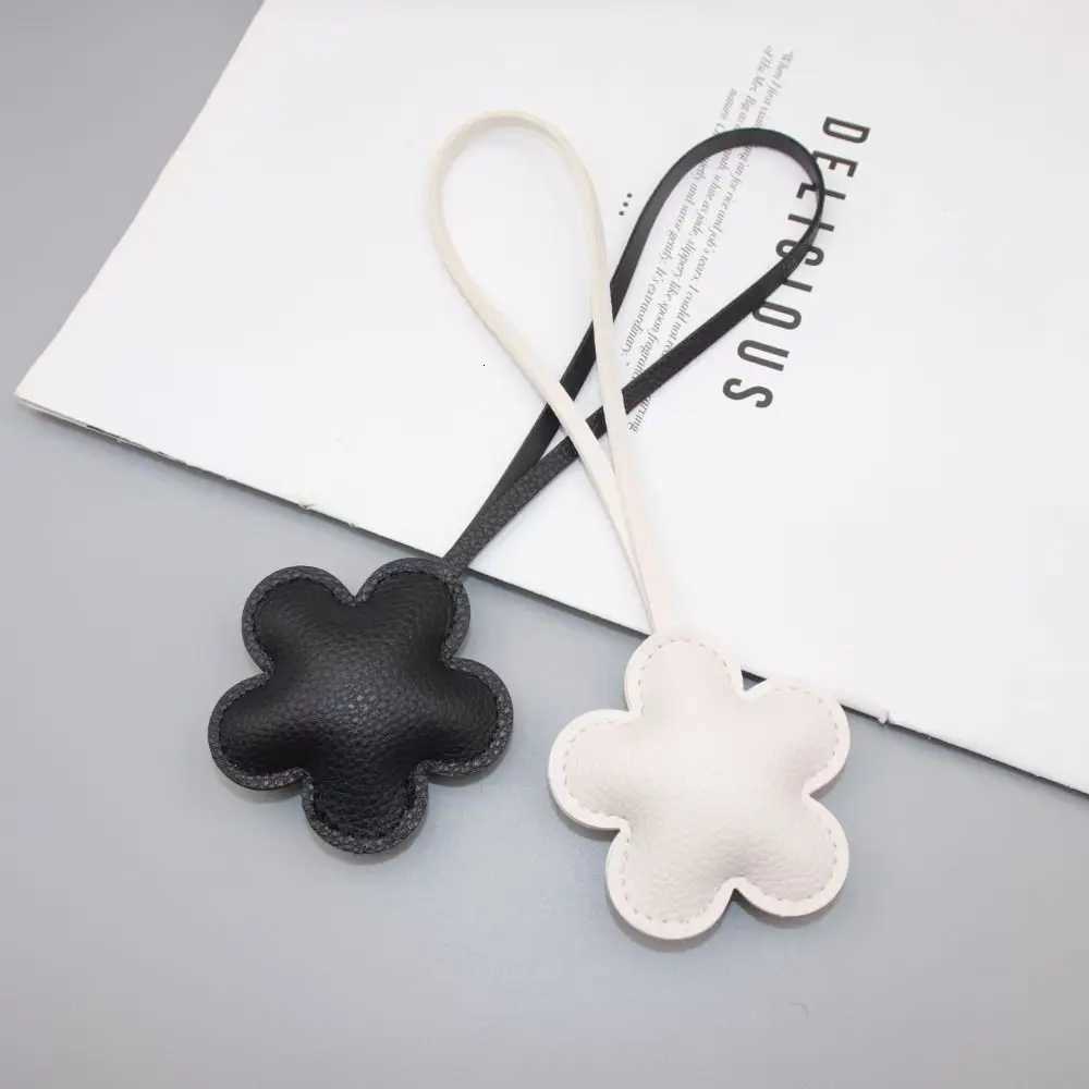 PU Leather Keychain Cartoon Flower Fashion PU Leather Hanger 13 Colors Car Keyring Bag Pendant for Women W251021