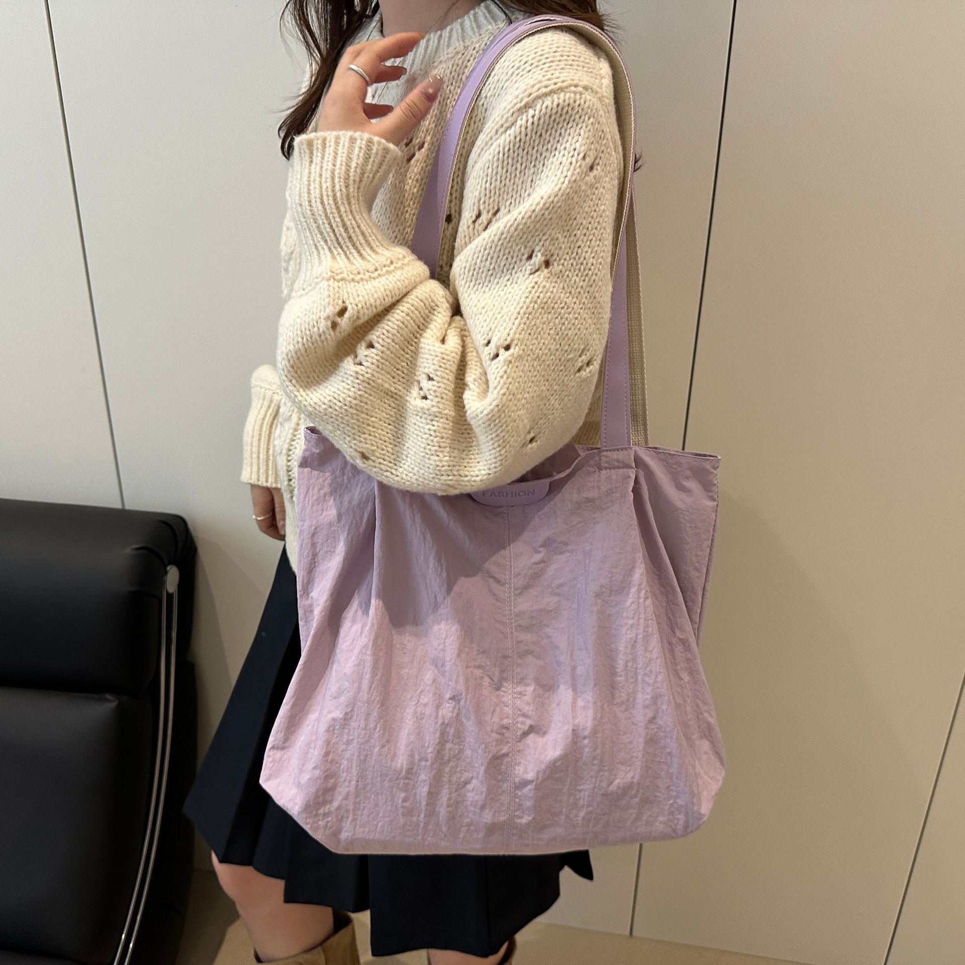 Latest popular fashion designer casual commuting simple college student casual practical handbag