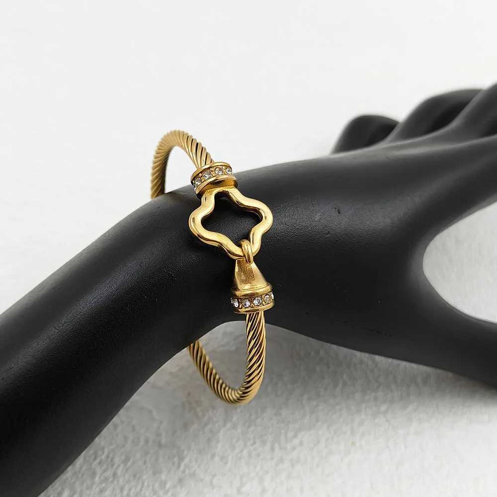 Diamondshaped hook ladies bracelet light luxury zircon 18k stainless steel jewelry gift banquet personal use accessory J251021