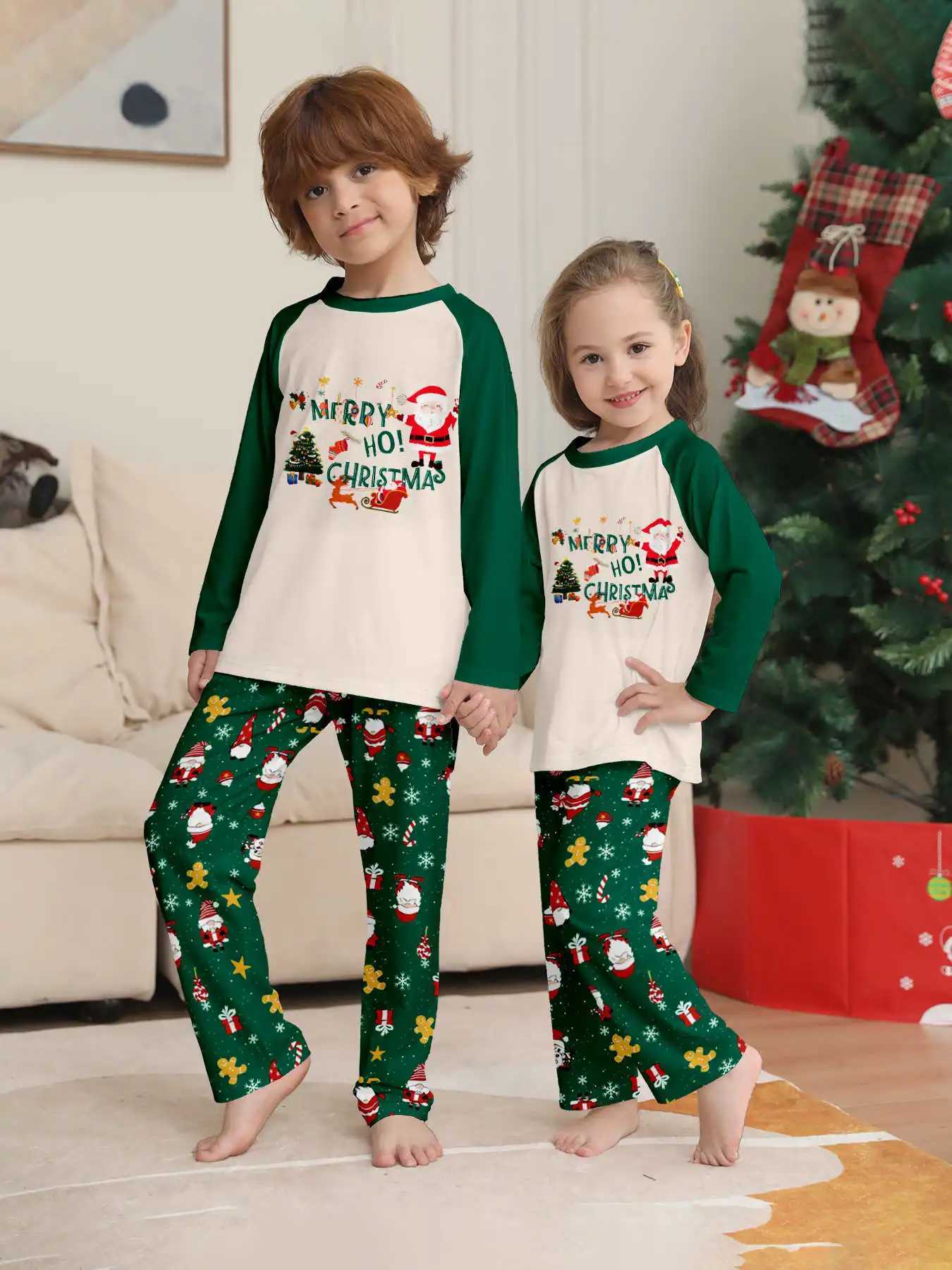Merry Christmas Family Matching Outfits Green Pattern Mom Dad Kids Pajamas Set Soft Loose 2 Pieces Home Suit Xmas Look Sleepwear L251021P5R2