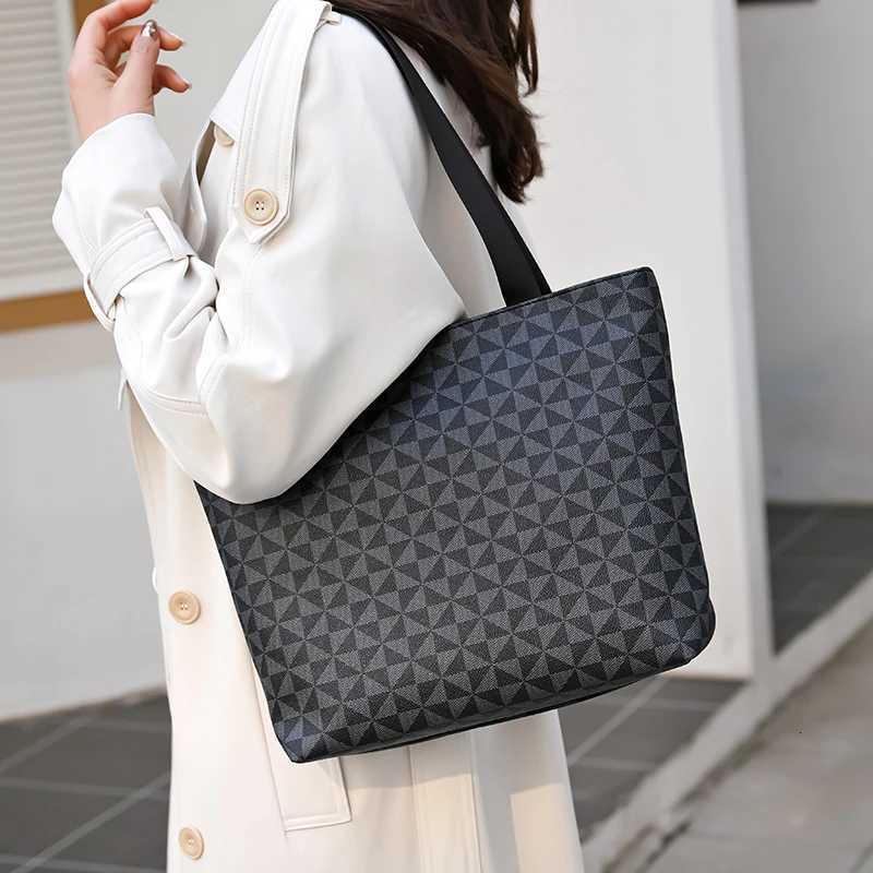 A MustHave for Girls When Going Out Comfortable Simple and Lightweight Shoulder Bag Suitable for Going OutXJ251021