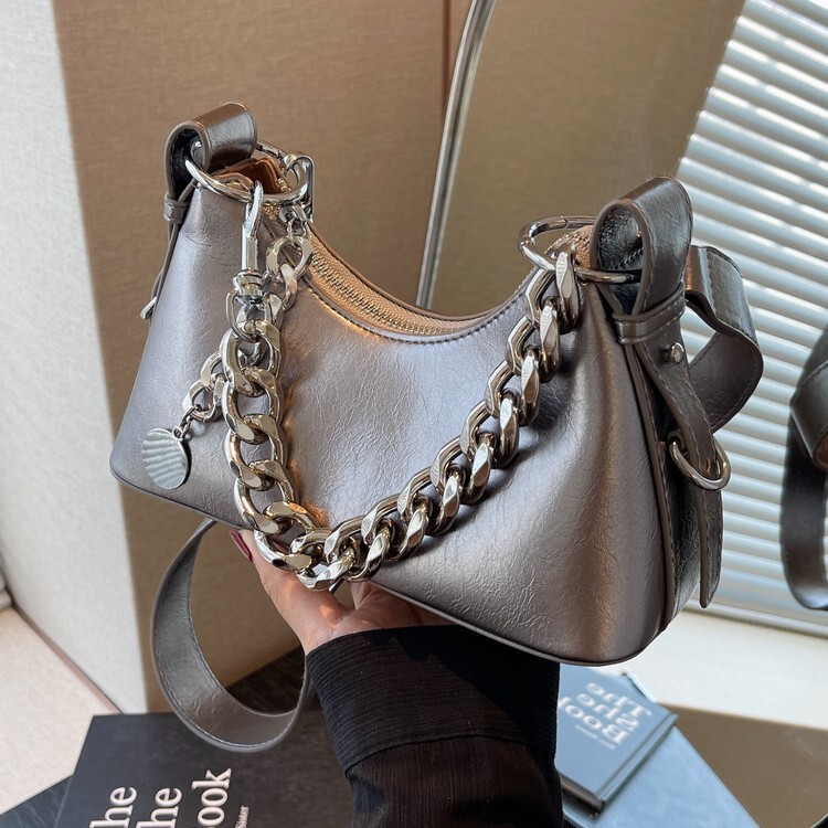 Fashion Chain Crossbody Bag Autumn And Winter New Women's Shoulder Bag Solid Color Minimalist Designer Bag Armpit Bag Pleated Texture Luxury Hand